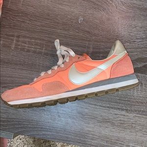 WOMENS VINTAGE NIKE SHOES